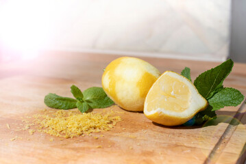 lemon with mint, geraspelte Zitrone