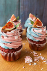cupcakes with cream and figs