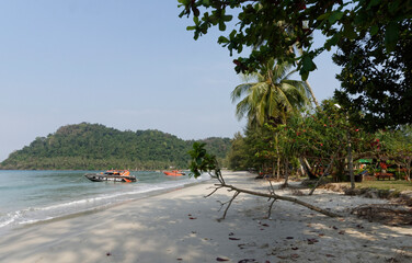 Fototapeta premium Boats moored near the beach of the paradise coconut island
