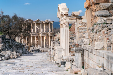 Obraz premium Celsus Library in Ephesus in Selcuk (Izmir), Turkey. Marble statue is Sophia, Goddess of Wisdom, at the Celcus Library at Ephesus, Turkey. The ruins of the ancient antique city.
