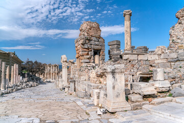 Fototapeta premium Celsus Library in Ephesus in Selcuk (Izmir), Turkey. Marble statue is Sophia, Goddess of Wisdom, at the Celcus Library at Ephesus, Turkey. The ruins of the ancient antique city.