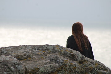 femme au bord de la mer