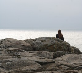 femme au bord de la mer