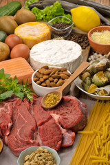 table remplie d'aliment frais et secs	