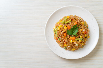  fried rice with green peas, carrot and corn