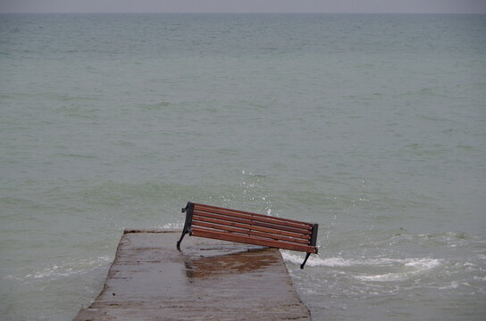 old bench on the beach © Олег Курицын