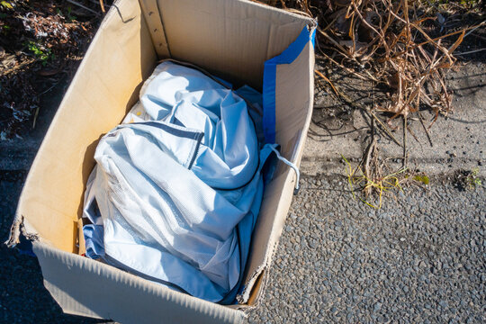 道に捨てられた服の写真。ゴミ問題のイメージ。