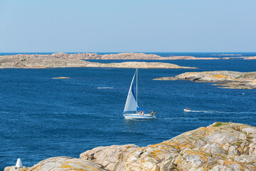 Sailboat in the rocky sea archipelago on the Swedish west coast - obrazy, fototapety, plakaty
