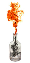 Ein Flaschengeist verläßt eine durchsichtige Glasflasche vor weißem Hintergrund.