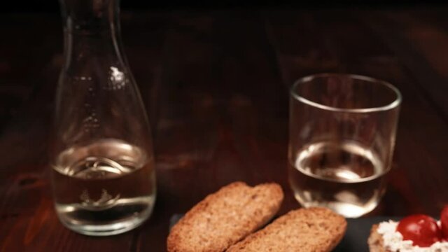 Vino bianco nel bicchiere e tartine a merenda
