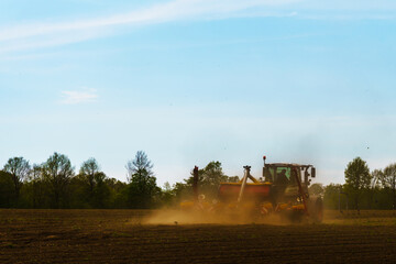 Fototapeta premium Landwirtschaft: Bauer auf dem Feld