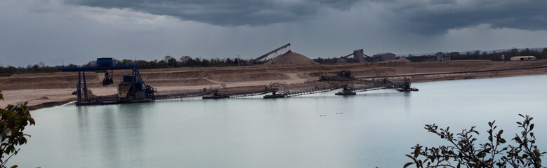 Extraction du gravier dans une carrière en exploitation.
