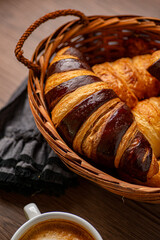 croissants dentro de sesta y taza de café