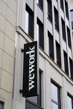 wework Firmenzeichen in der Stresemannstra&szlig;e am Potsdamer Platz in Berlin am 12.05.2021