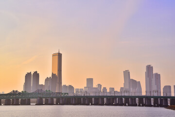 서울의 한강과 여의도 고층빌딩 풍경