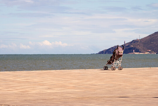 Einsamer Kinderwagen am Strand von Argeles sur mer