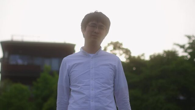 【手話】（男性）「フォーユー」