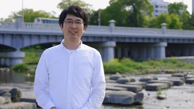 【手話】（男性）「おはようございます」