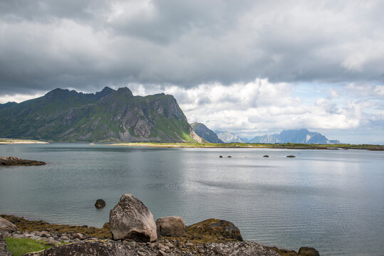 Wilder Küstenabschnitt auf den Lofoten, Norwegen