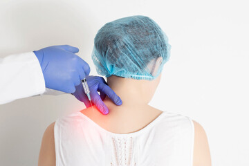 The doctor makes an injection medical blockade into the paravertebral tissue to relieve pain and pinch the neuronal root. Modern method of treatment in neurology, types of injection blockades