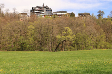 Frühling im Schwarzatal; Blick auf den oberen Ortsteil von Schwarzburg mit historischen Hotelbauten
