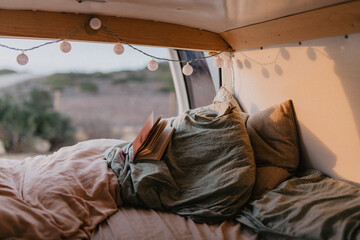 Vanlife mit Buch und Ausblick