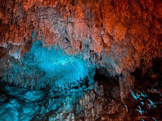 Paseo debajo de la tierra en bellas grutas