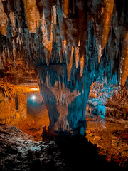 Paseo debajo de la tierra en bellas grutas