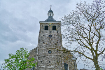 Fototapeta na wymiar Historische Kirche im Zentrum von Mettmann