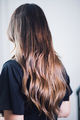 Fototapeta premium hair cabello hairstyle beauty beautysalon treatment style woman joven castaño 