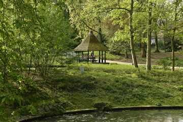 L'un des abris rustiques sous la végétation luxuriante du parc Josaphat à Schaerbeek 