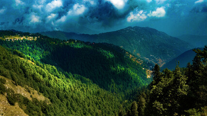 Obraz premium Green lush mountains with heavy clouds