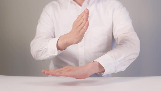 【手話】（男性の手）「ありがとう」