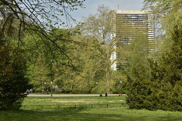 Obraz premium Le parc Josaphat au printemps et la tour Brusillia derrière les arbres à Schaerbeek