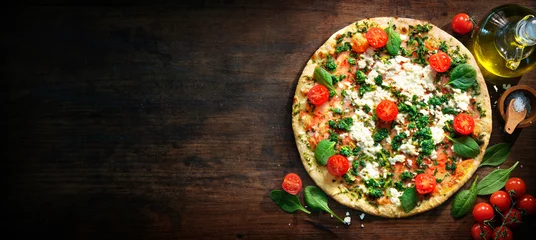 Wandaufkleber Crispy spinach pizza with ricotta, mozzarella and tomatoes © Alexander Raths