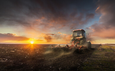 Landscape fantastic sunset on the wheat field - obrazy, fototapety, plakaty