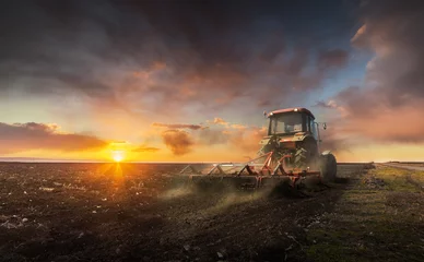 Papier Peint photo Tracteur Paysage fantastique coucher de soleil sur le champ de blé