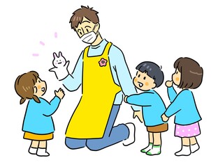 マスクをしながらこどもたちと遊ぶ保育士