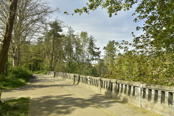 Piste cyclable et trottoir longeant la rambarde de pierre à l'avenue Van Praet à Laeken
