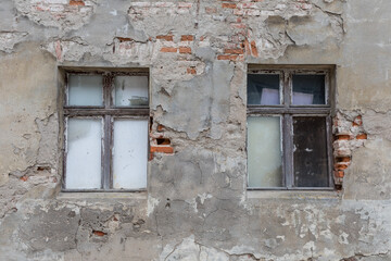 Fenster eines leerstehenden, verlassenen Hauses.
