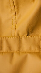 Costura en impermeable amarillo