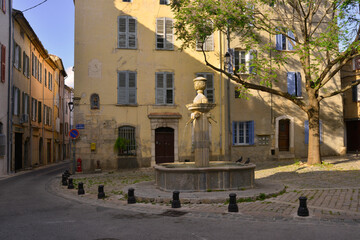 Place Jean Raynaud et sa fontaine à Brignoles (83170), département du Var en région Provence-Alpes-Côte-d'Azur, France