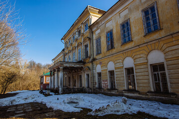 Fototapeta na wymiar Old abandoned manor Znamenskoye Sadki in Moscow Region, Russia