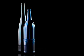 Glasflaschen auf dunklem Hintergrund