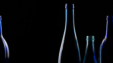 Weinflasche und Wasserflasche auf schwarz