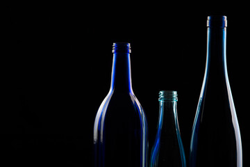 Flaschen auf schwarzem Hintergrund, Wasserflasche