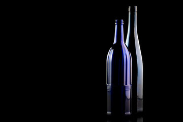 Zwei Flaschen auf schwarz