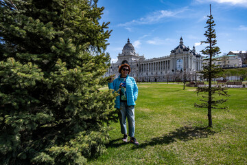 Fototapeta na wymiar woman tourist in a blue jacket admires the sights of old Kazan 