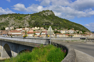 Sur le pont de la route D910A qui traverse la Gardon à Anduze (30140) au pied de sa montagne,...