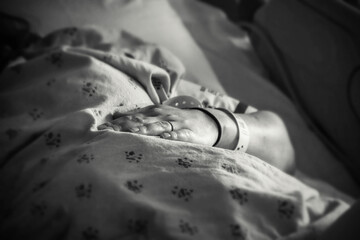 Obraz na płótnie Canvas pregnant belly in hospital bed